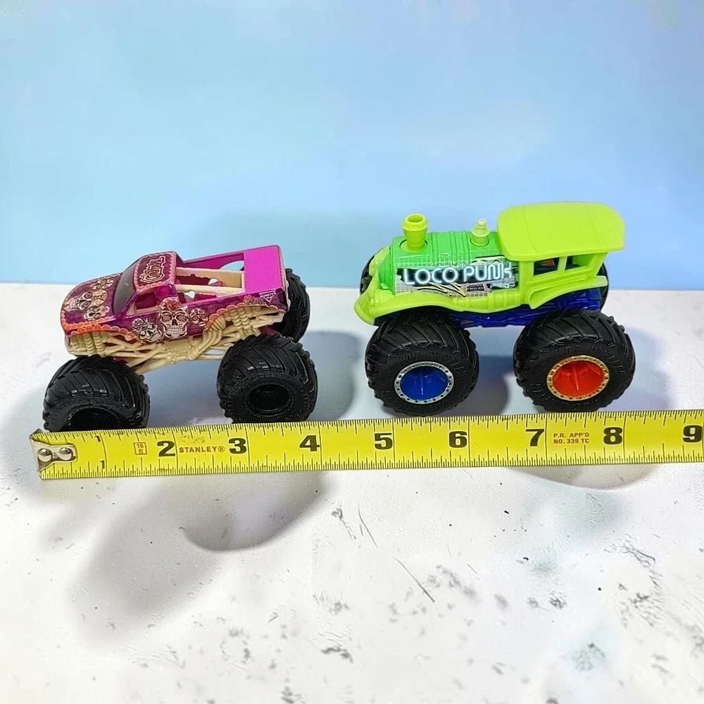 Hot Wheels Spin Master Monster Trucks Loco Punk Calavera 1:64 Lot Train Skull